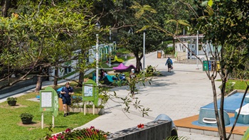 As the park is adjacent to major civic facilities, a wide pathway is built to ensure smooth pedestrian flow.